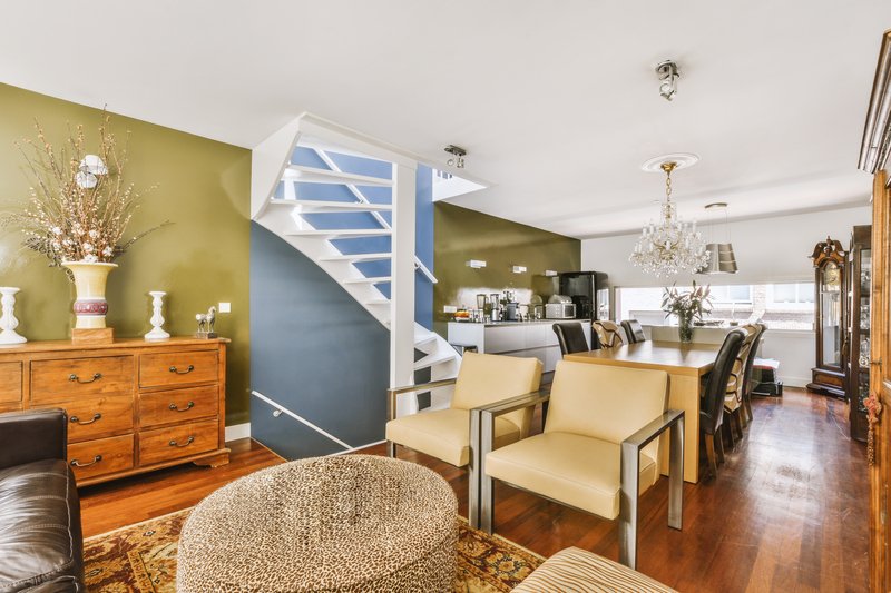 primer piso en la sala dentro de una casa